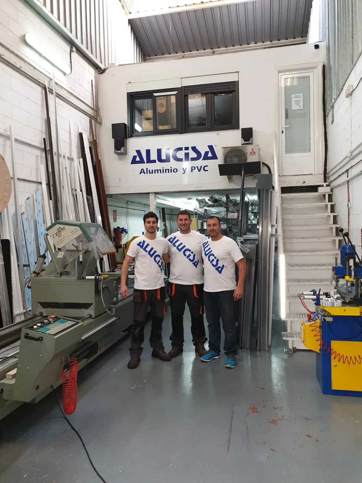El equipo de Alucisa trabajando en el taller de Collado Villalba