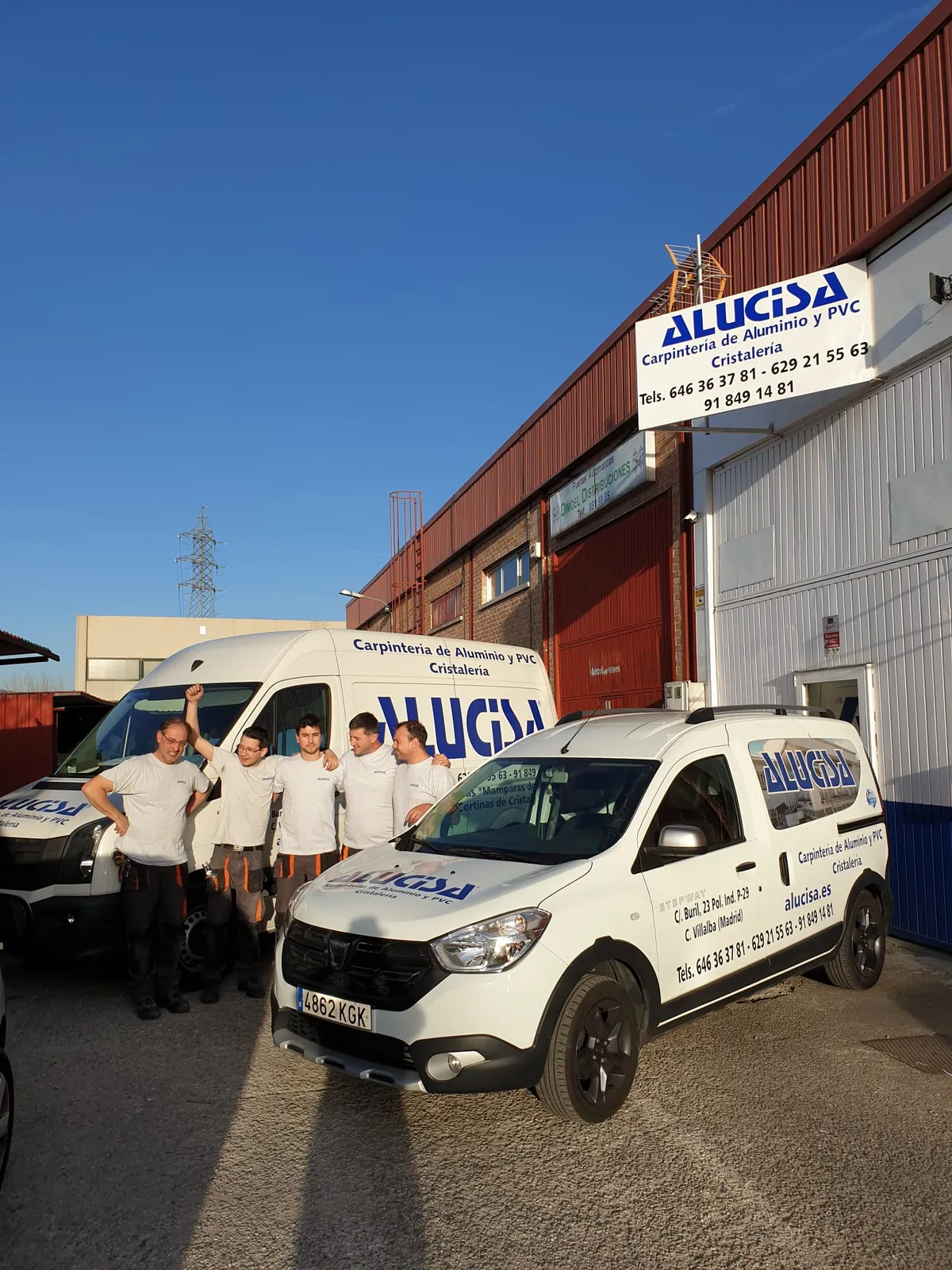 El equipo de Alucisa en el exterior de nuestras instalaciones