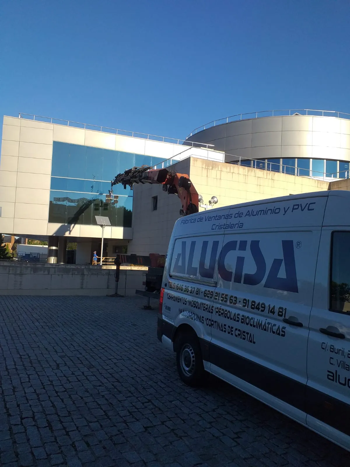 Furgoneta de Alucisa para desplazamientos e instalaciones