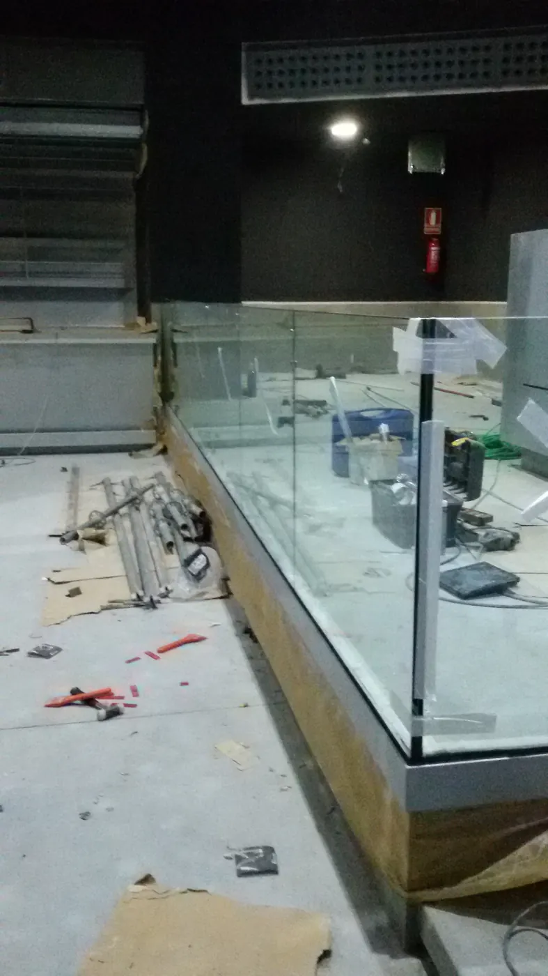 Cristalería en General en Moralzarzal — Alucisa — vista desde el interior
